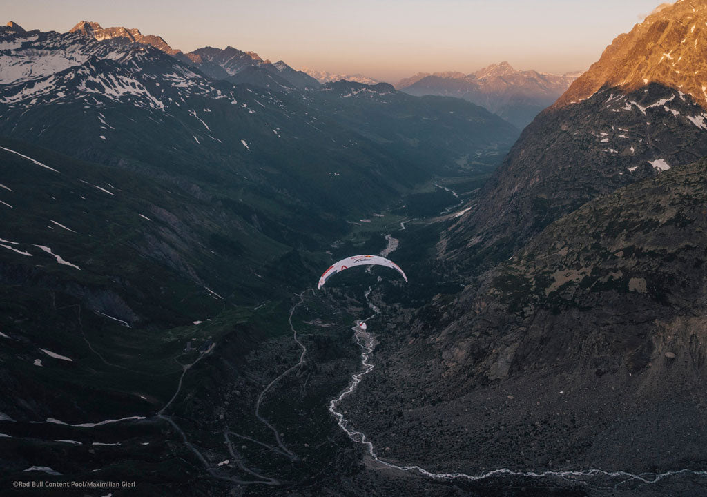 Skywalk X-Alps pilot v poletu nad gorami